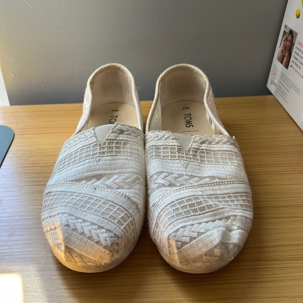 TOMS White, women’s size 7